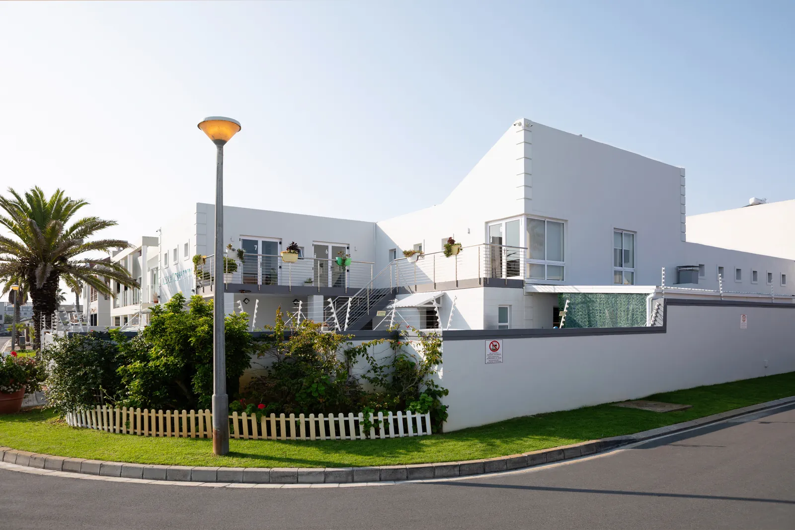 Relaxed coastal atmosphere at Ocean Vibes Inn